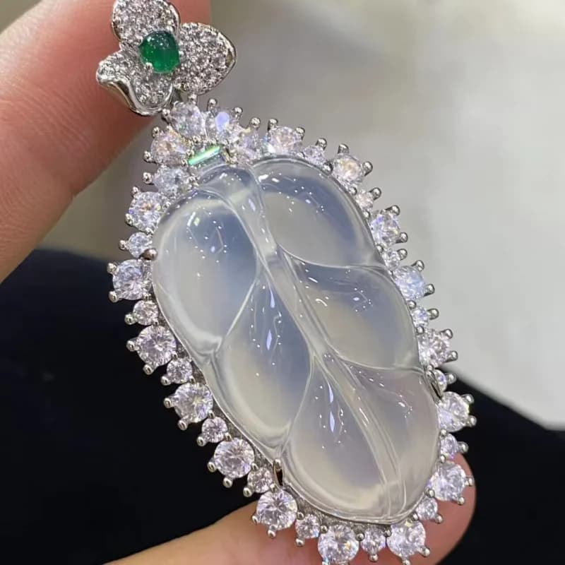 Collana in giada di agata con pendente a foglia di petalo di calcedonio bianco