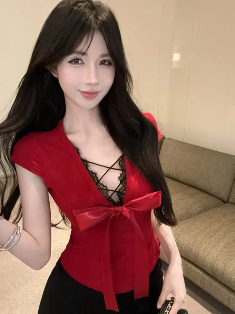 T-shirt da donna estiva sexy con scollo a V, maniche corte in pizzo rosso, top unico e bellissimo con effetto due pezzi e maniche a volant