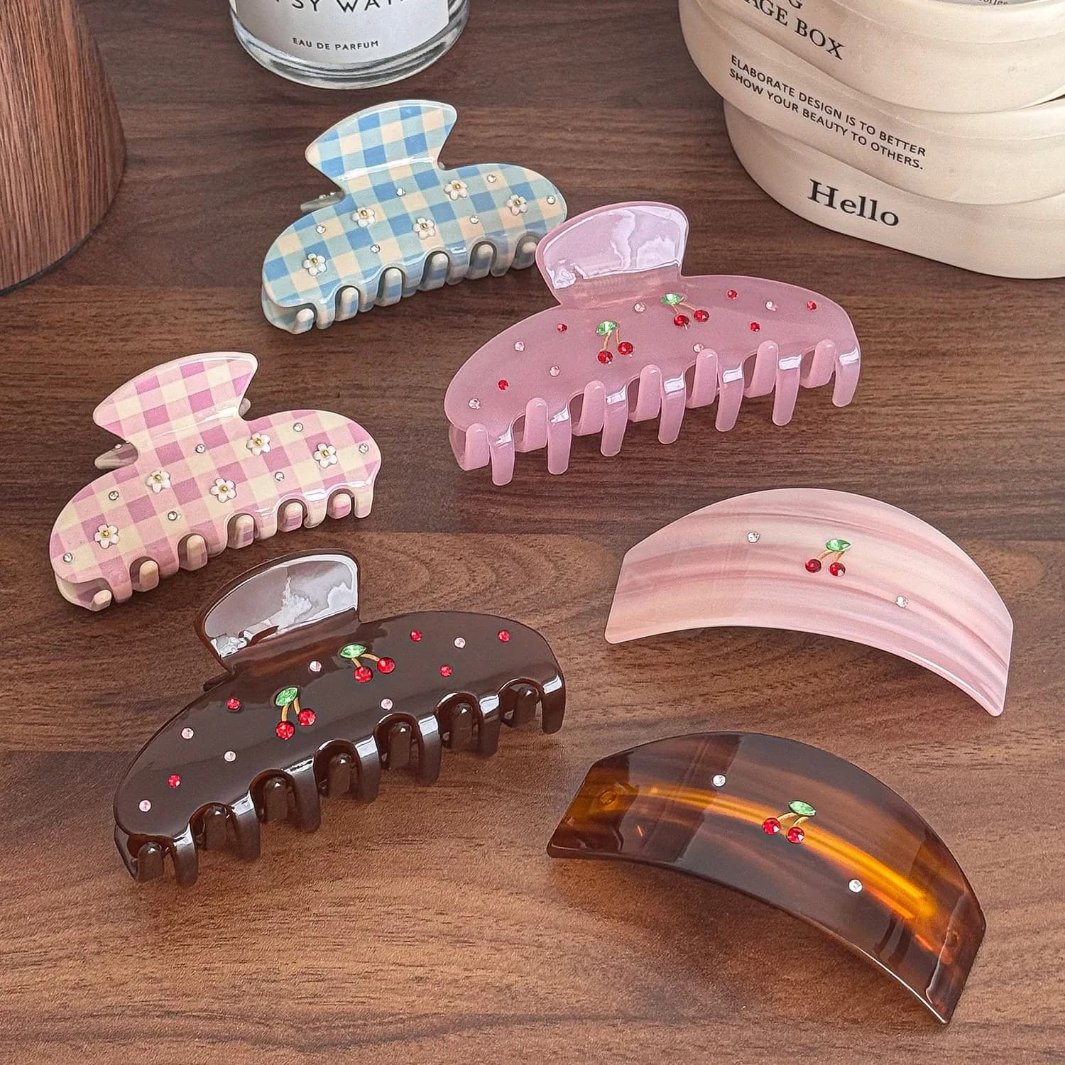 2025 New Fashion Girl Sweet Hair Clip Rosso Strass Ciliegio Clip di capelli Accessori Griglia di colore Artiglio dei capelli per le donne Squalo squisito