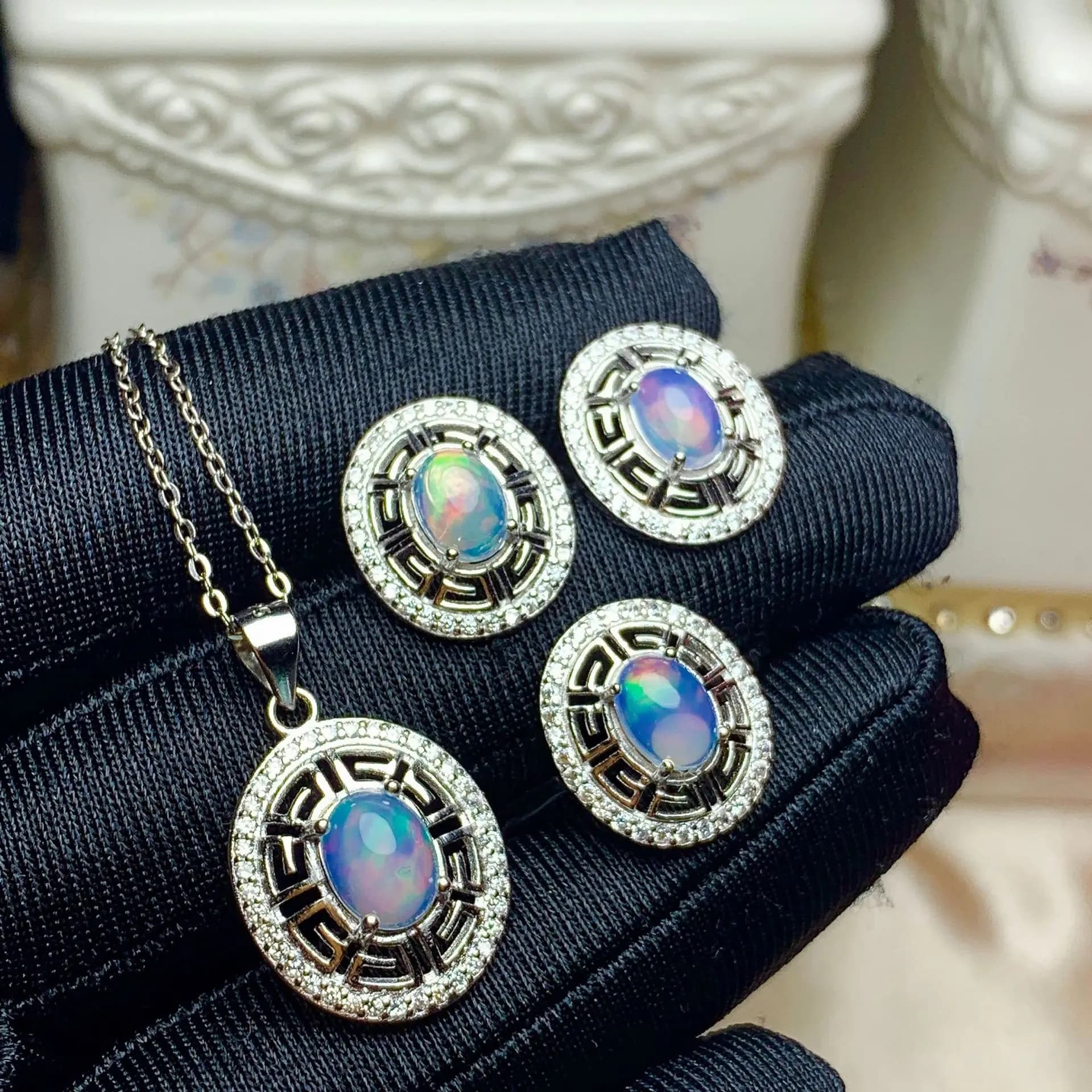 Set di gioielli classici in argento opale 4 pezzi 5mm * 7mm Set di orecchini con orecchini ad anello opale in argento sterling con opale naturale per la festa