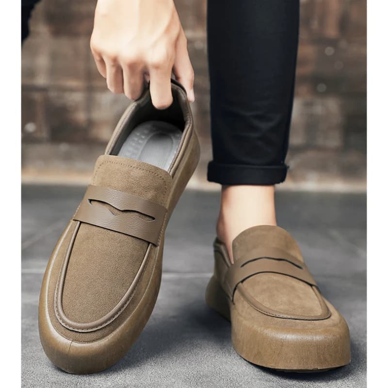 Mocassini Casual da uomo di nuova tendenza alla moda in finta pelle scamosciata di mucca scarpe Casual con suola morbida scarpe da ginnastica da Jogging all'aperto di lusso