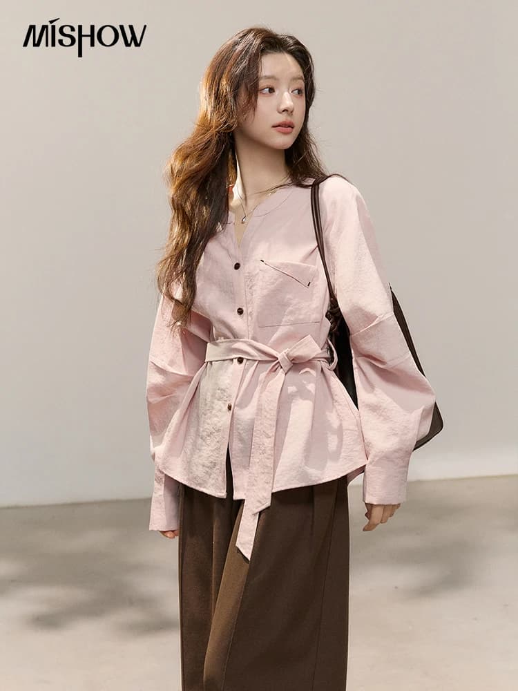 Camicia da donna MISHOW con colletto alla coreana e maniche a lanterna, primavera 2026, con cintura in vita e tasca sul petto, top casual rosa ampio MXF16X2573