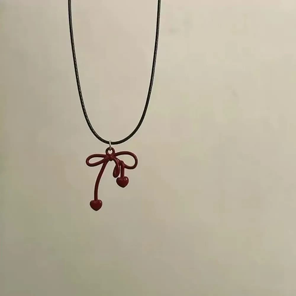 Collana con ciondolo a fiocco dolce, Collana con cordino in pelle rosso stile cool, Collana a catena in pelle nera stile Pure Desire, Collana a catena in pelle nera stile Spicy Girl