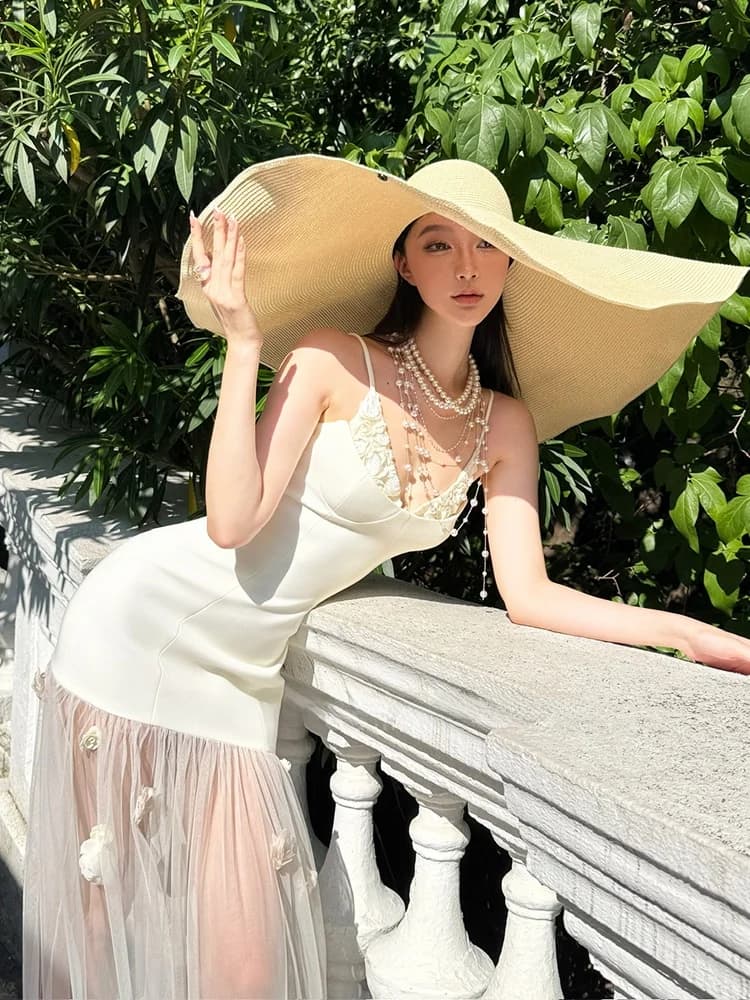 Abito da sposa a vita alta con scollo a V, gonna lunga a trapezio e inserti in pizzo, senza spalline, per matrimonio e appuntamenti