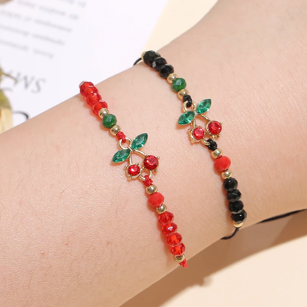 Alla moda 12 pezzi/set set di braccialetti con ciondoli in ciliegio di cristallo rosso set di perline in resina colorata braccialetto di corda regolabile per regali di gioielli da donna