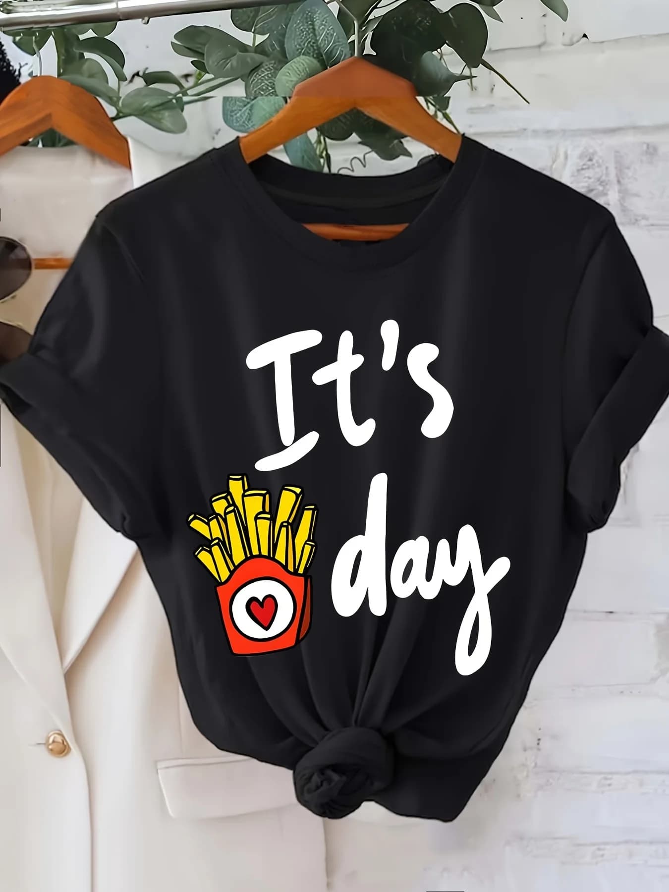 T-shirt grafica casual da donna con patatine fritte "It'S Day", girocollo a maniche corte, nera con design a cuore giallo e patatine fritte,