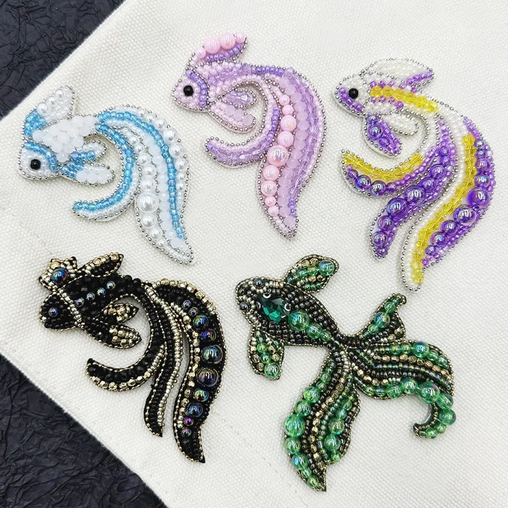 1 pezzo di piccole dimensioni fatto a mano con perline da cucire sulla toppa del corpetto di pesci del fumetto per la borsa dei vestiti Accessori decorativi fai da te