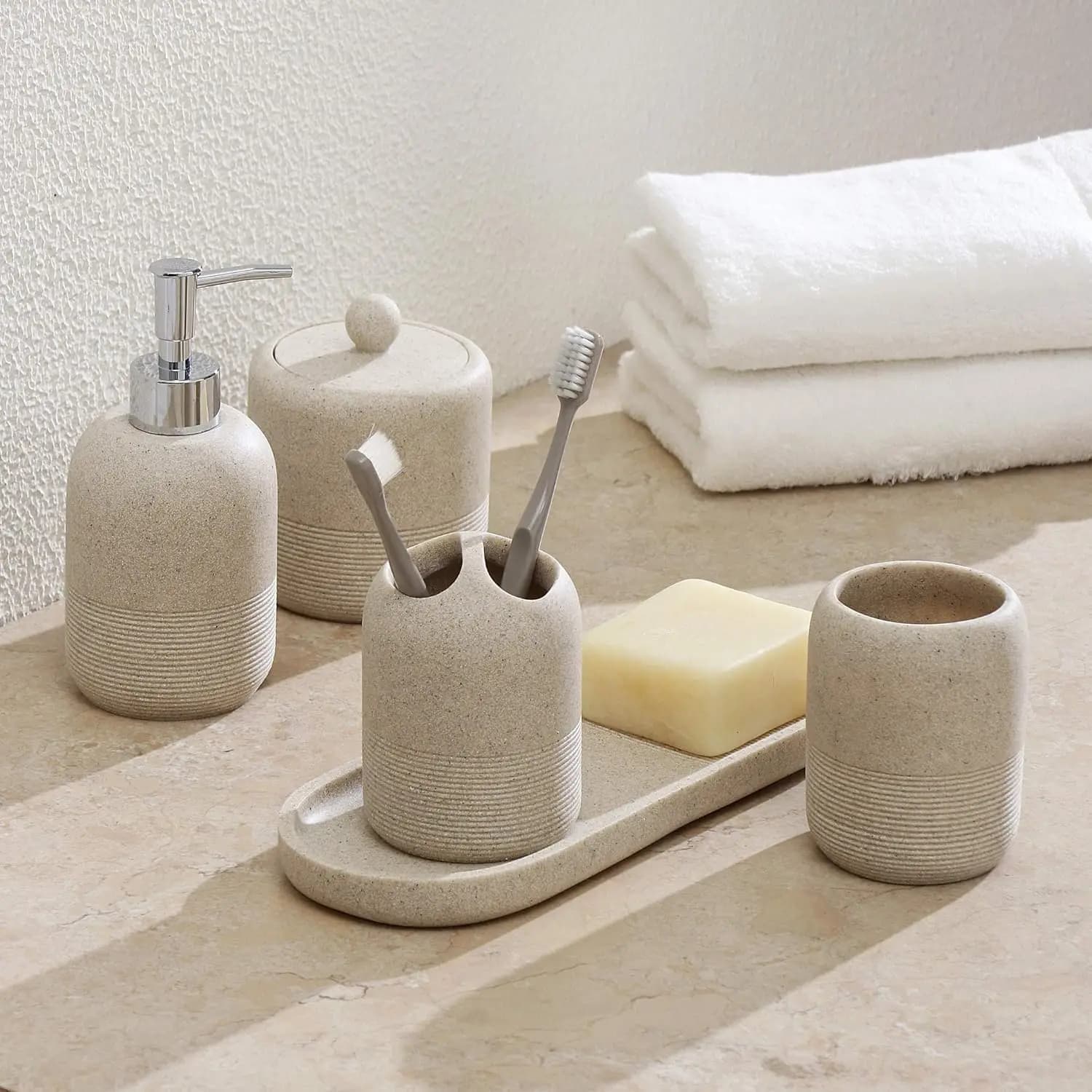 Set da Bagno 5 Pezzi: Dispenser per Lozione, Portaspazzolini, Contenitore per Cotone, Vassoio, Bicchiere in Beige