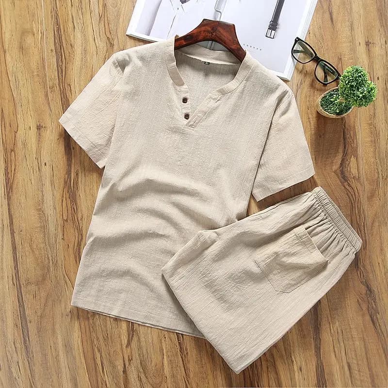 Completo estivo casual da uomo in cotone e lino, con camicia a maniche corte con scollo a V e bottoni, tinta unita, e pantaloncini, ideale per vacanze al mare o uso quotidiano, set da 2 pezzi.