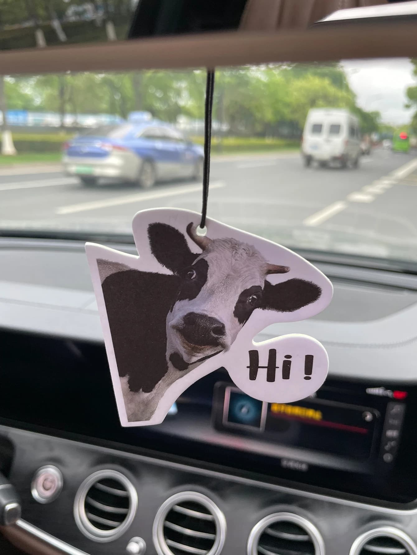Profumo per Auto e Deodorante Non Tossico con Fragranza Fresca di Hotel a Cinque Stelle Cow/Intercontinental | Oli Essenziali Naturali e Pastiglie Profumate per Aromaterapia (Noroili/Grapefruit/Cedro) | Modello da appendere e a doppio uso con clip di ventilazione | Fragranza a Lunga Durata per 60-90 Giorni | Deodorante e Purificatore d'Aria | Adatto per l'uso in auto, case, armadi e bagni. | Stessa fragranza della quell'altro profumo in vendita nel negozio