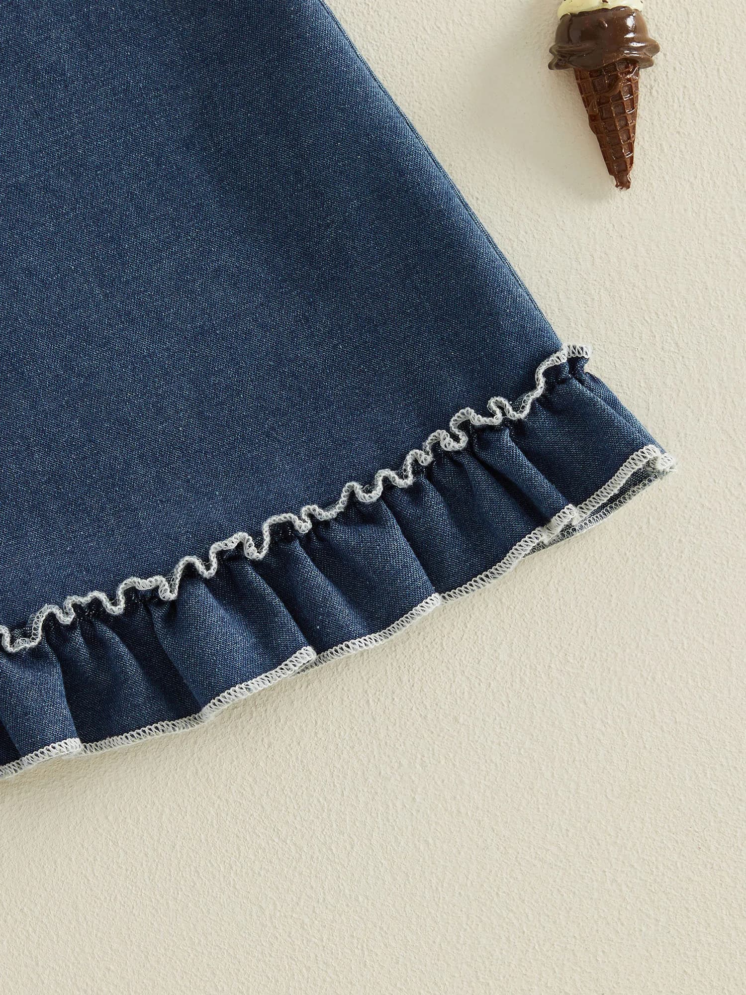 Adorabile vestito in denim senza maniche per bambine con eleganti dettagli a volant e silhouette a trapezio per la moda estiva