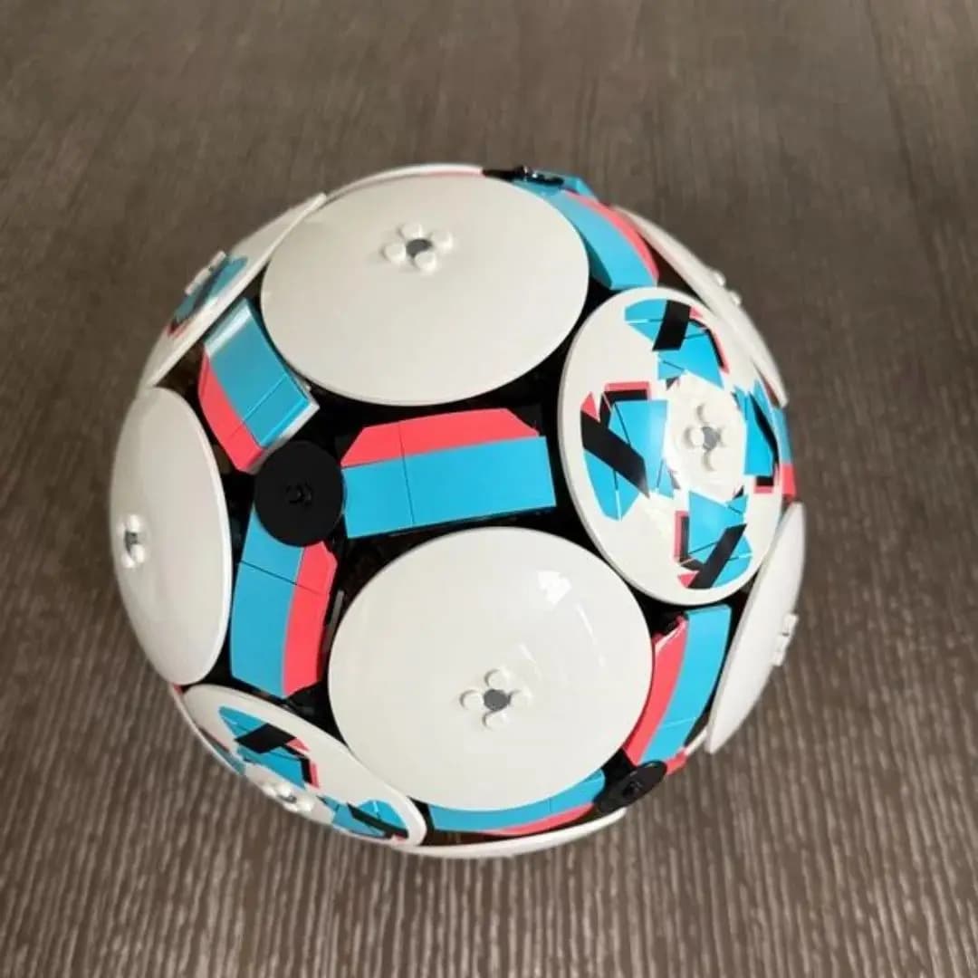 Pallone da Calcio 2026 in Mattoncini da Costruzione, Compatibile con 1498 Pezzi, Modello Sportivo Creativo, Regalo di Compleanno per Ragazzi