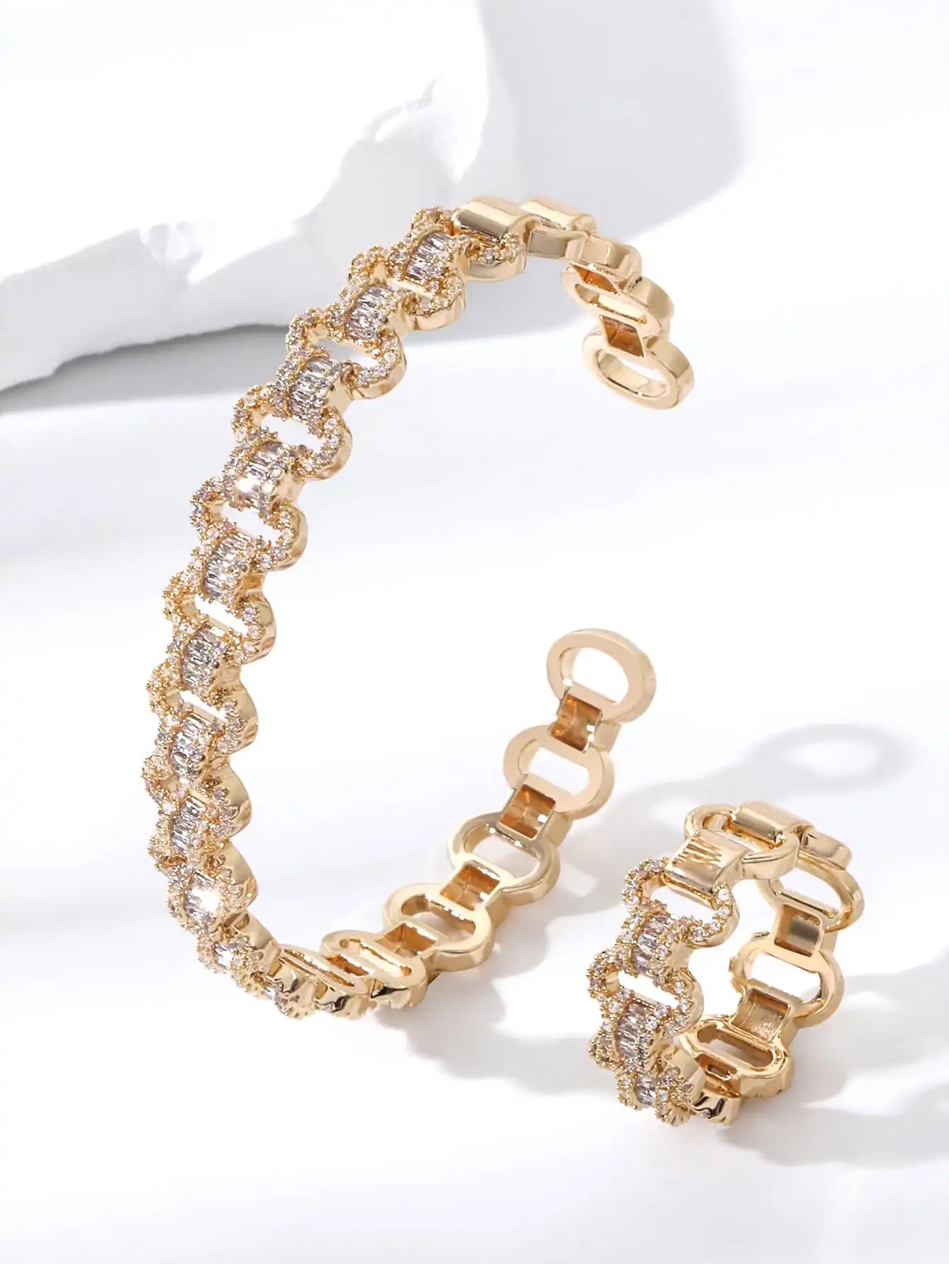 Un set di nuova versione coreana da donna del semplice set di anelli con bracciale aperto ad incastro con anello ovale micro-intarsiato alla moda di tendenza
