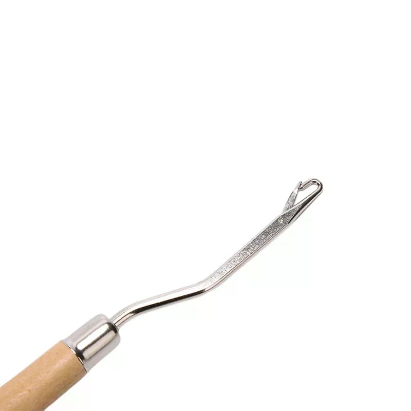 Strumento per l'estrattore del gancio con chiusura dell'ago all'uncinetto con manico in legno per la realizzazione di tappetini in tela