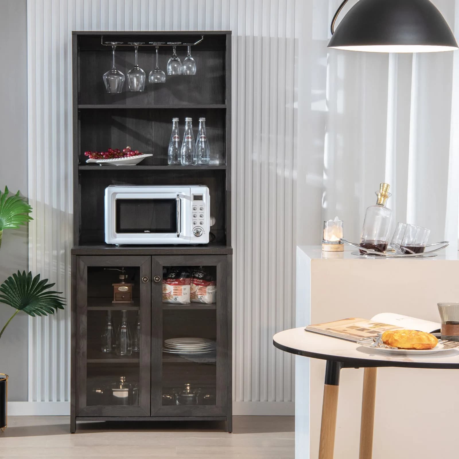 Credenza da cucina con ripiano aperto e portabicchieri