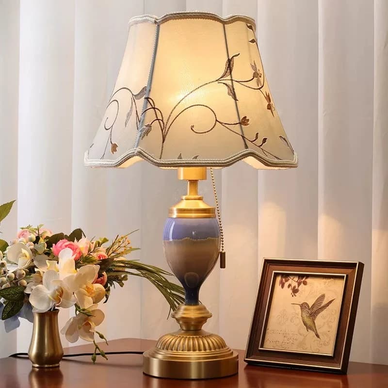 Lampada da Tavolo in Rame Stile Europeo Minimalista Moderno, LED per Soggiorno e Camera da Letto, Luce da Scrivania Americana in Ceramica Calda e Romantica