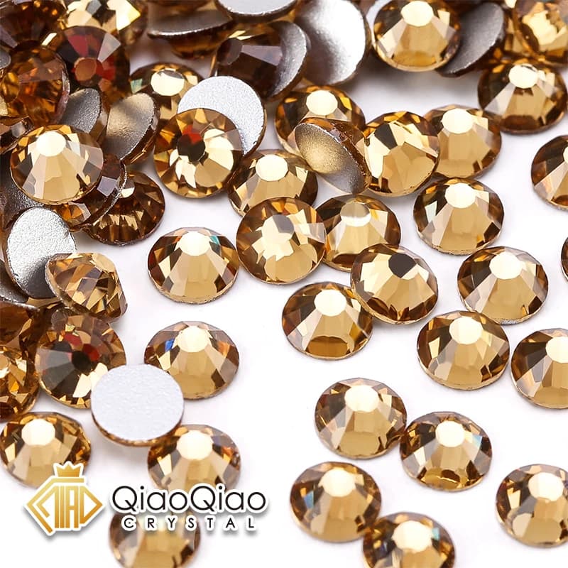 QIAO SS4-SS34 Topazio leggero Non Hotfix Strass colorati per la decorazione di nail art Colla glitterata sul retro piatto su strass di cristallo