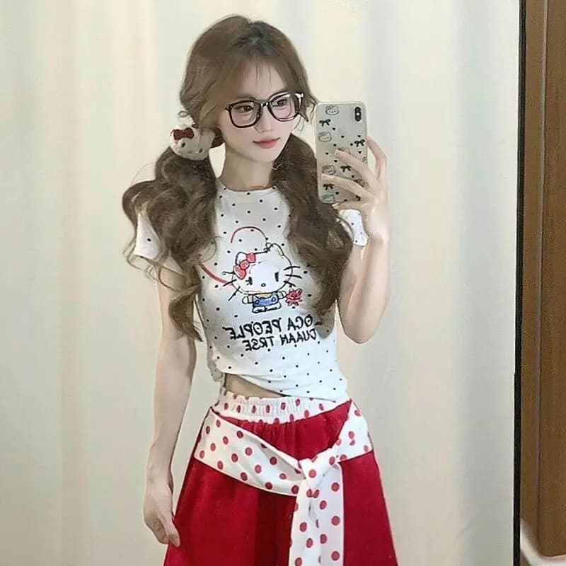 T-shirt estiva da donna a maniche corte Hello Kitty 2026, nuova collezione, dolce e fresca, con stampa a pois, girocollo, versatile e carina