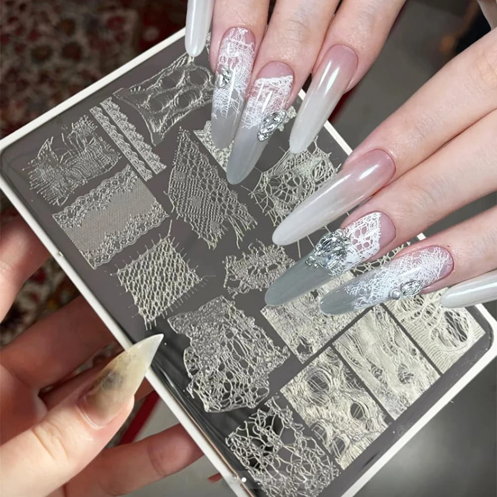 1Pc Modelli per nail art in pizzo bianco Strisce Piastra per timbratura Modelli per timbri con foglie floreali da sposa Strumenti per unghie in acciaio inossidabile