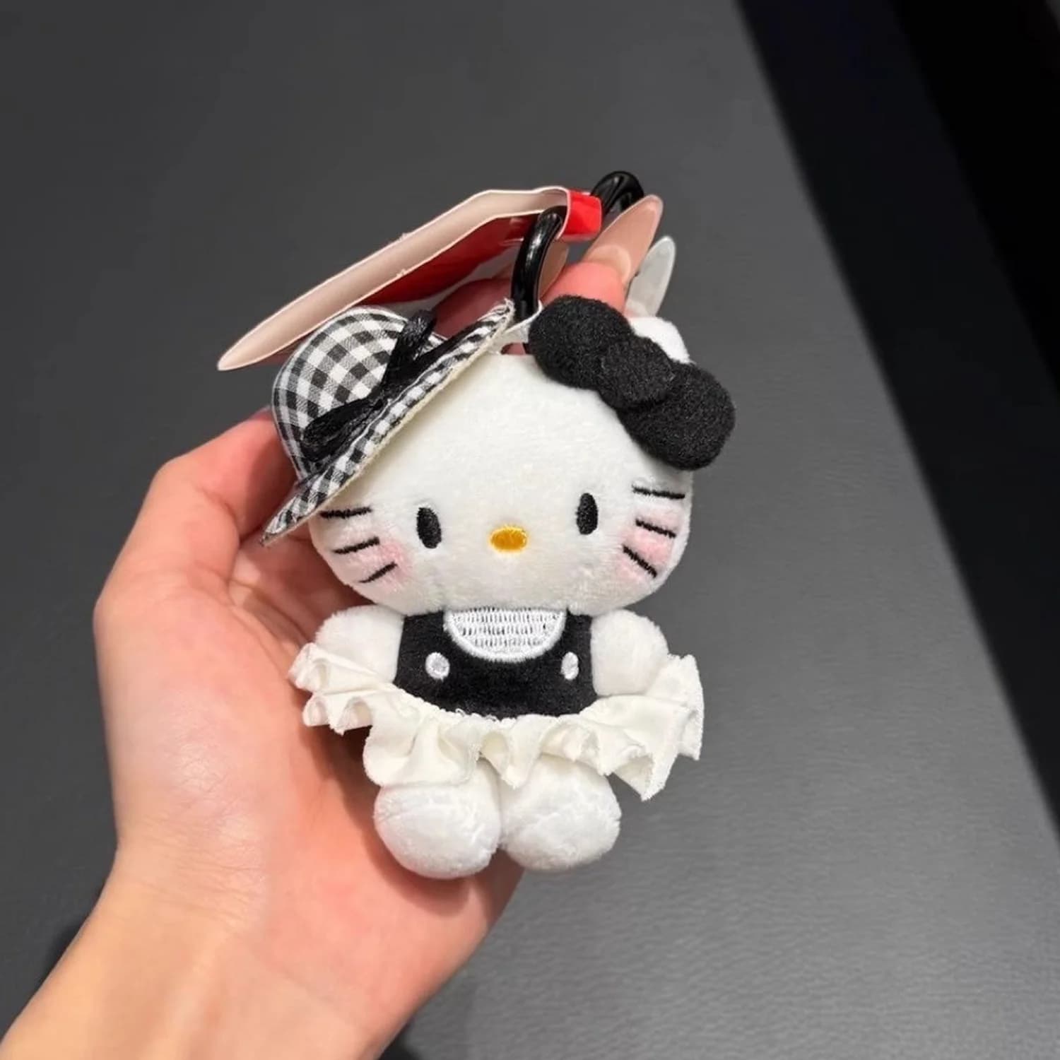 Ciondolo a forma di gattino con motivo a fiori di ciliegio, stile Hepburn, accessorio di lusso per borsa, portachiavi, come regalo di compleanno per la fidanzata.