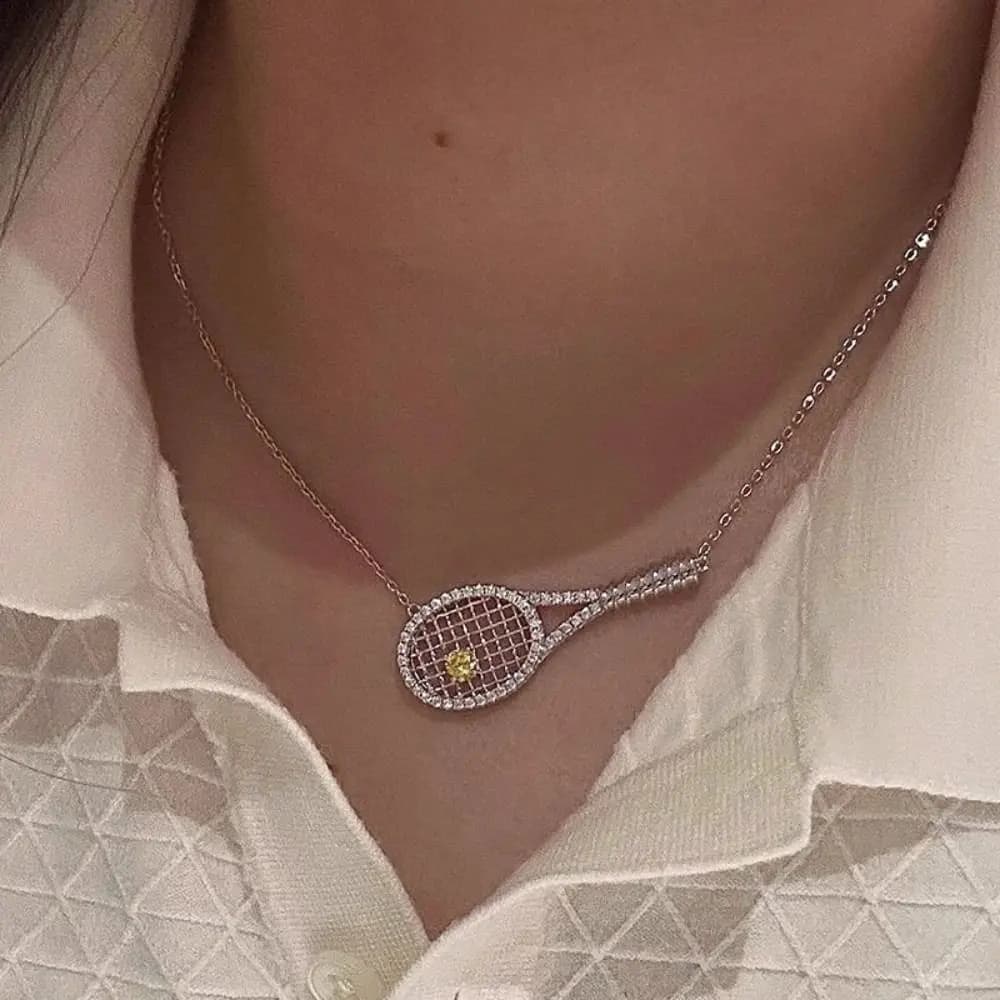 Collana Trendy ed Elegante a Forma di Racchetta da Tennis con Diamanti, Ciondolo Color Argento, Catena in Metallo con Zirconia, Gioielli Regalo