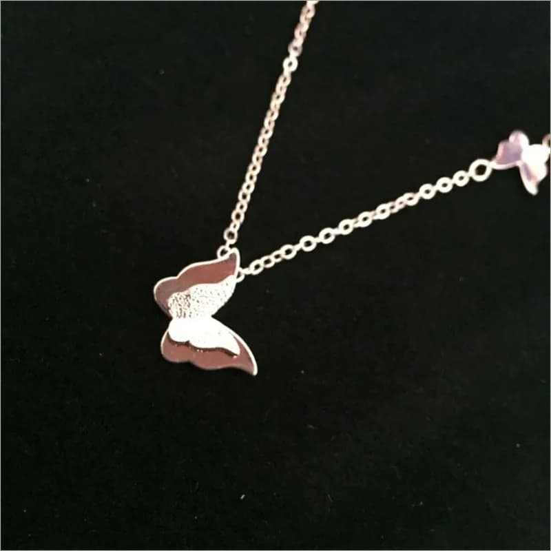 Collana con Doppio Ciondolo a Farfalla in Stile Scrub per Donna