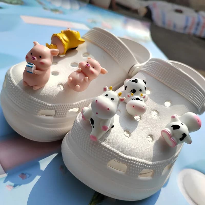Nuovi simpatici ciondoli per scarpe in resina con cinque piccole mucche, decorazione per zoccoli per bambini, parti fai da te, spille per pantofole da donna, accessori per scarpe