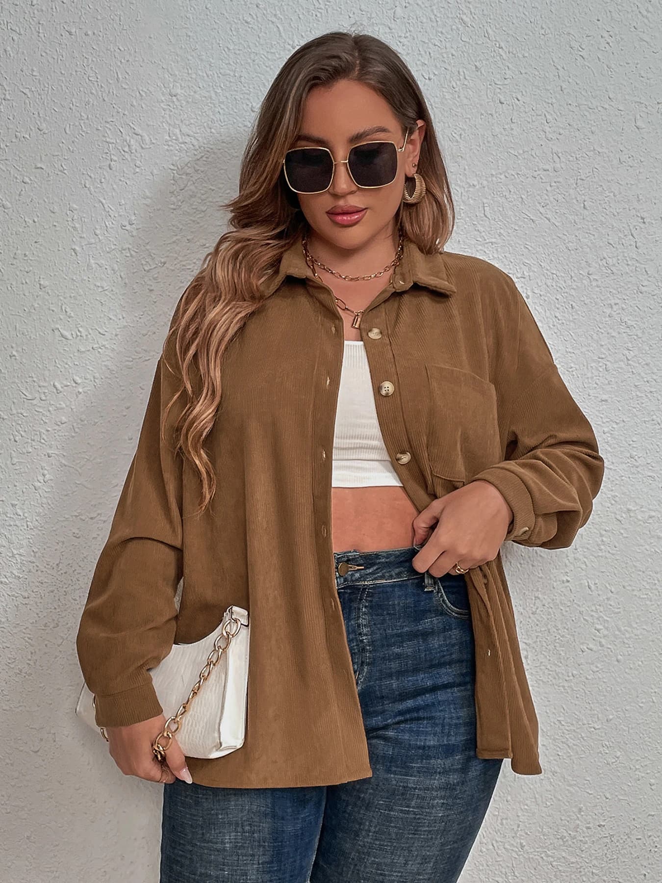 Camicia-giacca da donna taglie forti, a maniche lunghe, ampia, comoda ed elegante, per l'inizio dell'autunno.