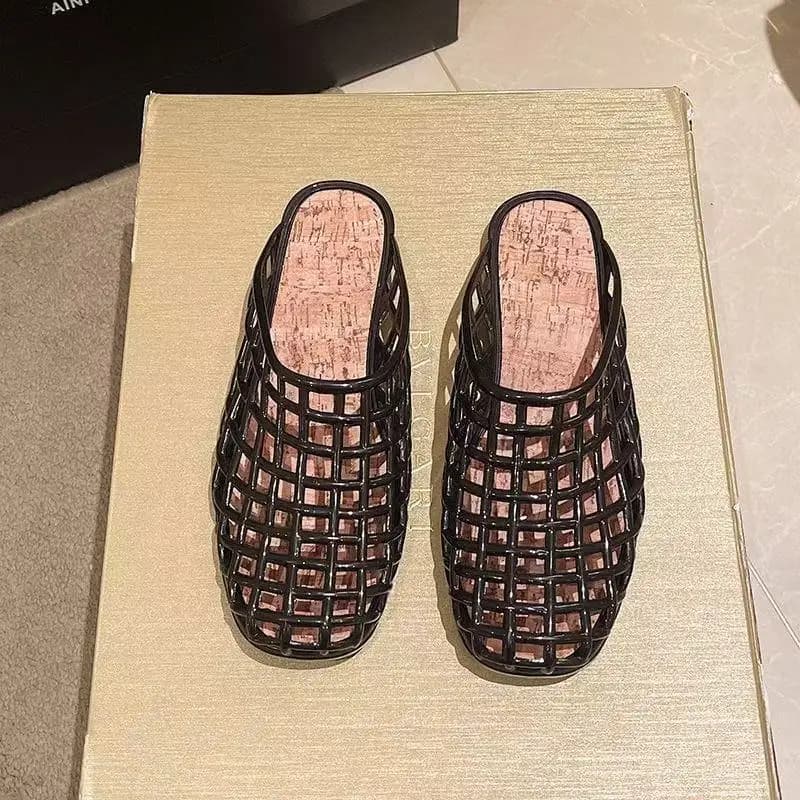 2026 Pantofole piatte di nuova marca di lusso da donna con capispalla estivo traspirante in PVC cavo Borsa Baotou e pantofole casual