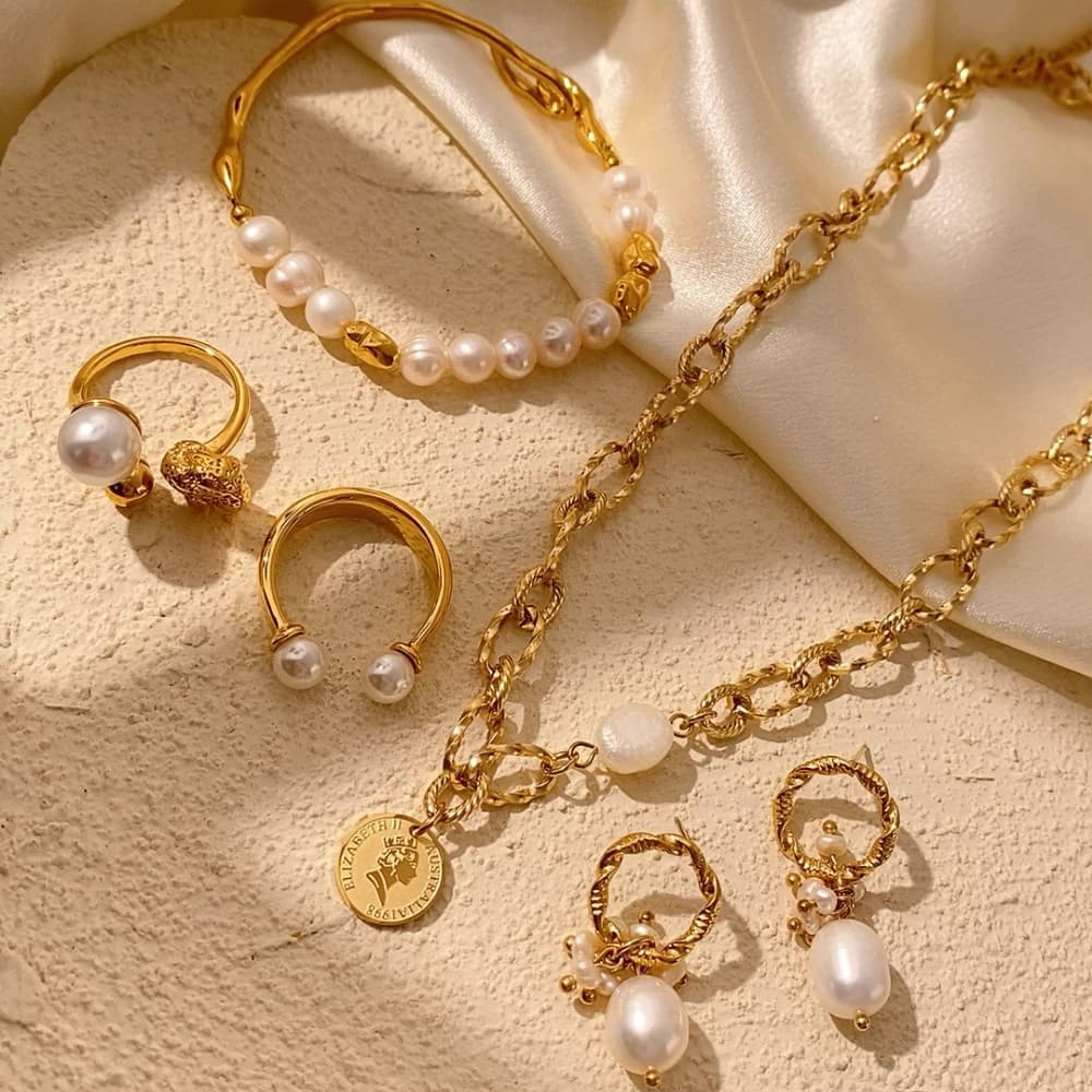 CARLIDANA Dainty Fashion Pearl Bead Chain Bracciali Anello aperto Orecchini Set Donna Gioielli vintage in acciaio inossidabile placcato oro