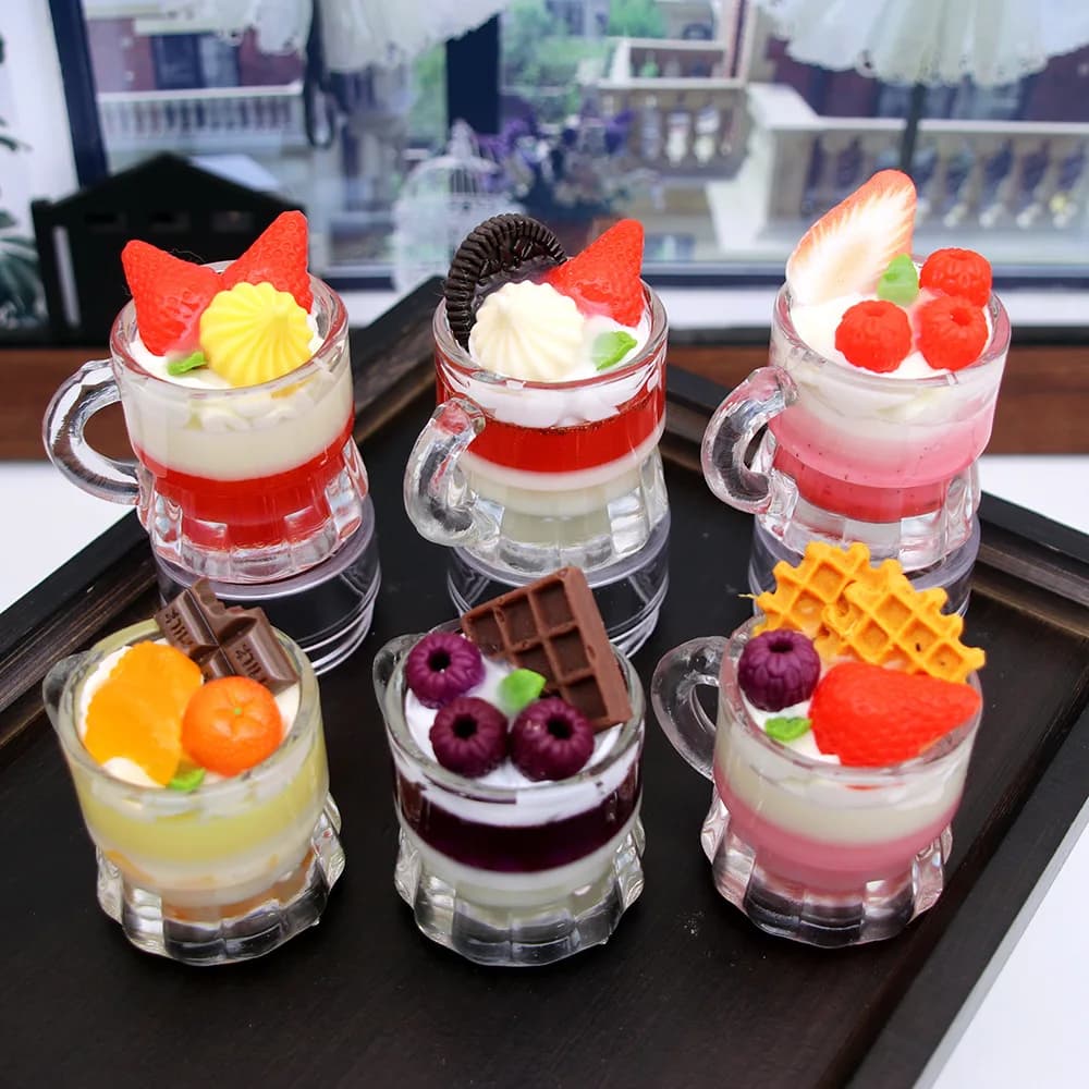 Boccale di birra artificiale Gelato Waffle Tazza di crema di fragole Modello di cibo finto Vetrina in miniatura Decorazioni per la casa Decorazioni