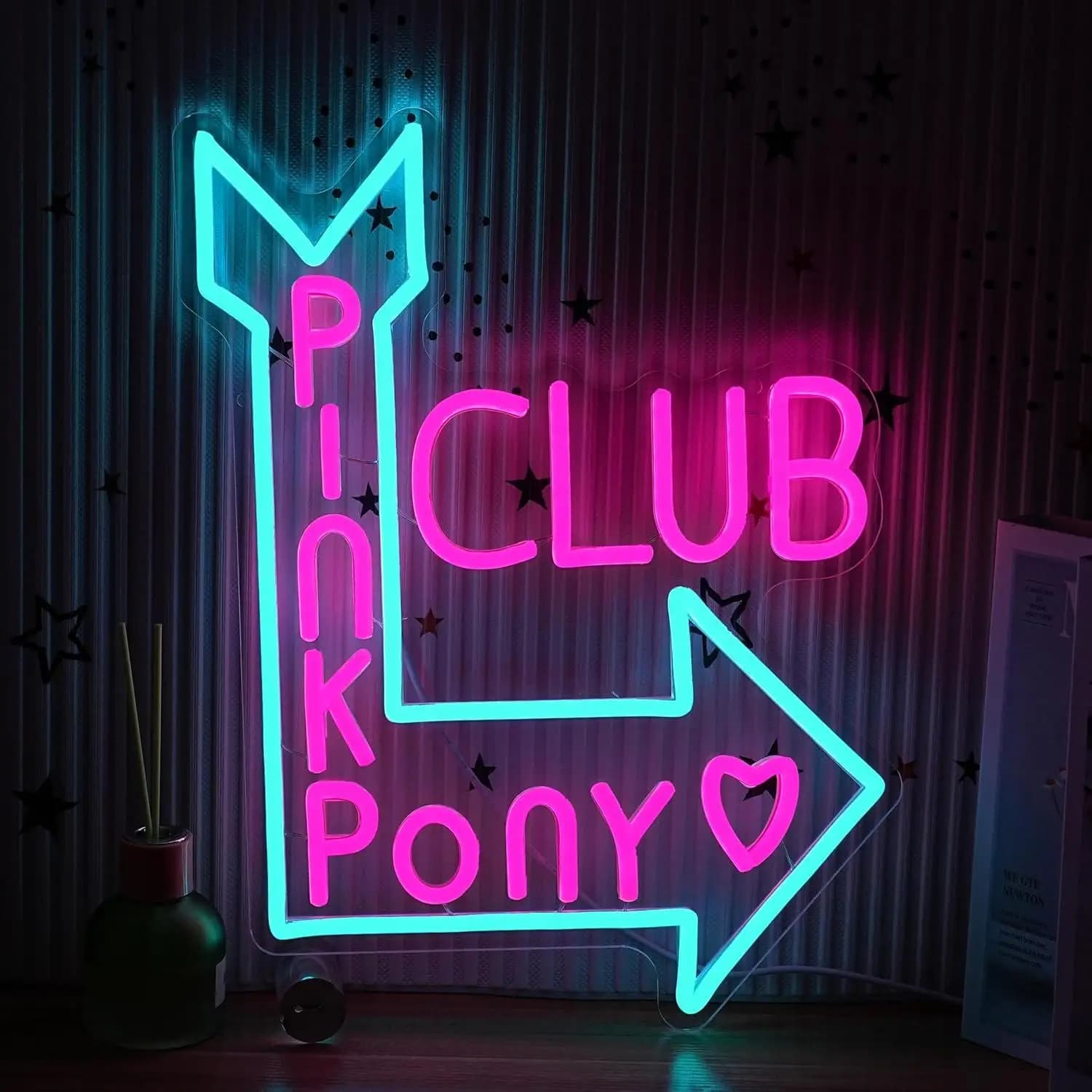 Insegna Luminosa LED Dimmerabile a Forma di Freccia 'Pink Pony Club' per Bar, Pub, Camera da Letto, Man Cave, Feste, Decorazione Murale Estetica, Regalo