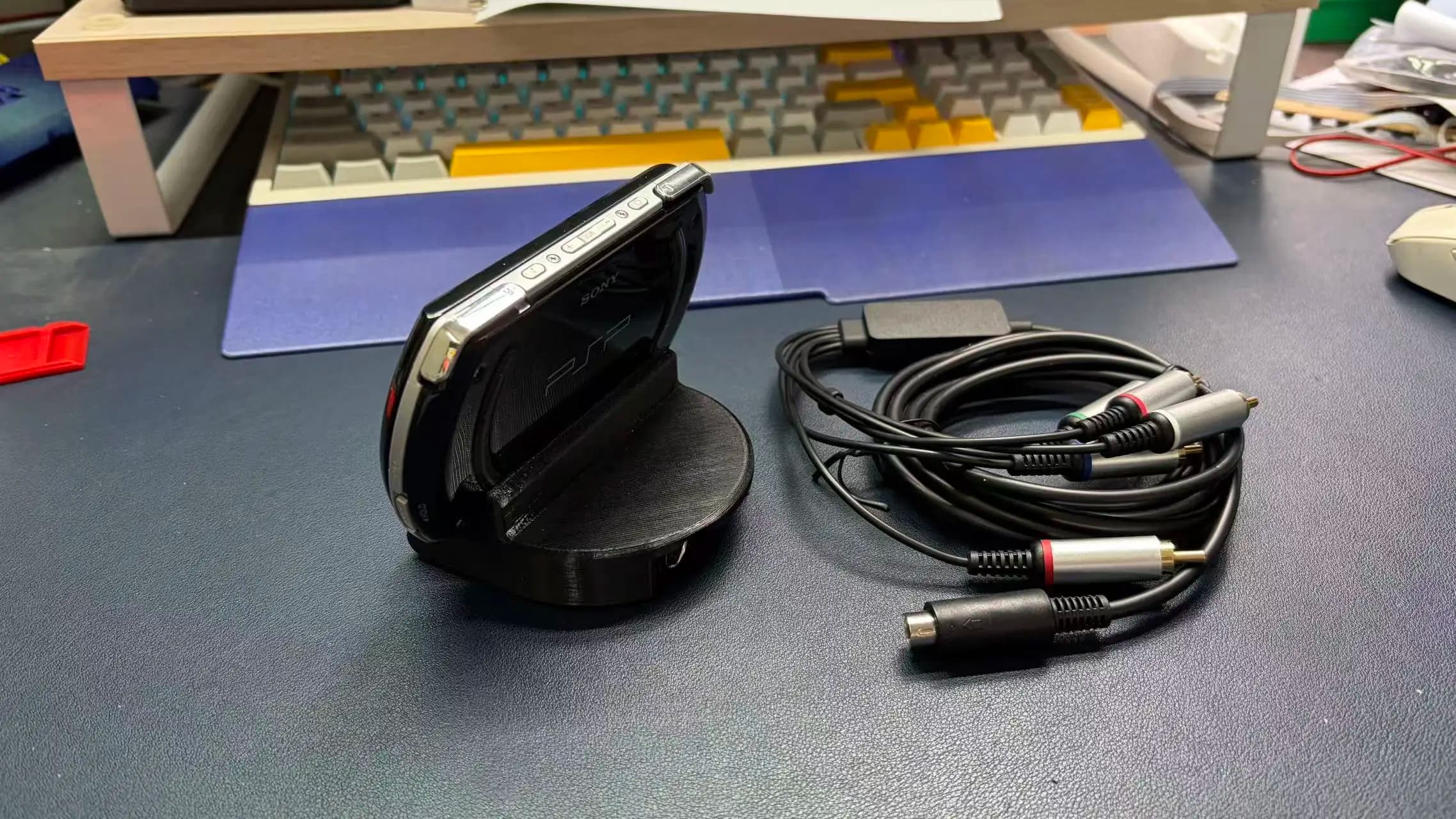 Docking Station per PSP Go Stampata in 3D con Cavo Componente e Uscita Video – Ricarica Type-C, Design con Cavo Staccabile
