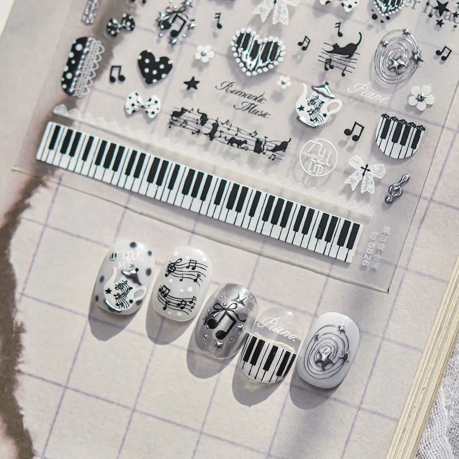 1 Foglio di Adesivi per Unghie con Motivi Musicali, Fiocchi e Pois Eleganti, Decorazioni Autoadesive per Nail Art Fai-da-Te