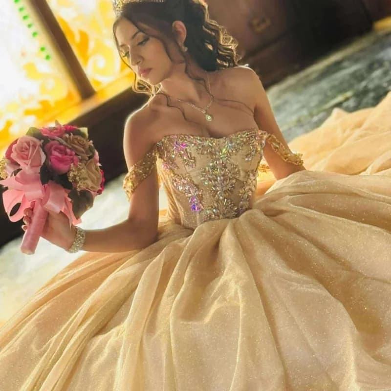 Abiti Quinceanera in oro champagne lucido personalizzati con spalle scoperte decalcomania in cristallo fiocco coda lunga Vestido 15 Quinceanera