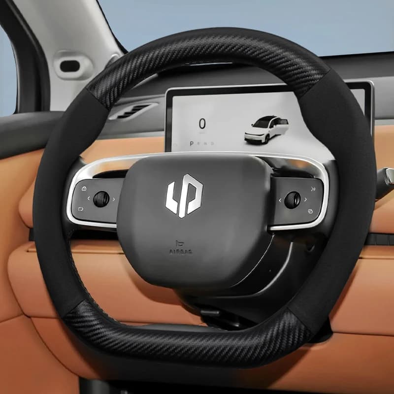 Coprivolante in Pelle Suede Effetto Fibra di Carbonio Opaca, Antiscivolo e Resistente, Adatto per Modelli Leapmotor T03 C10 B10 B05 B03X C16 C11 C01, ecc., Nero, Rosso, Mocha, Accessori Auto