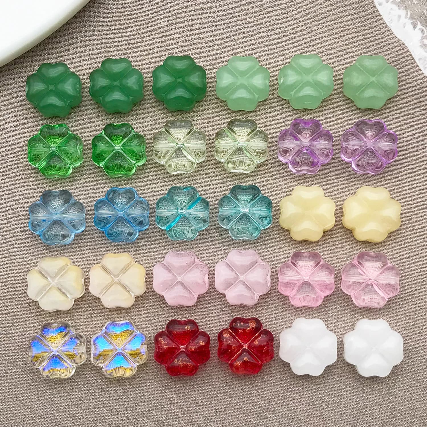 30 Pezzi di Perline in Vetro a Forma di Quadrifoglio da 10mm, Perline Sparse per Creazione Fai-da-Te di Braccialetti, Collane, Orecchini e Accessori per Gioielli