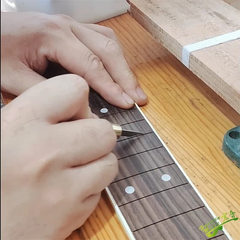 Strumento per la riparazione della scanalatura del filo dei tasti della chitarra per chitarra acustica, classica, elettrica, basso, banjo, ukulele, mandolino