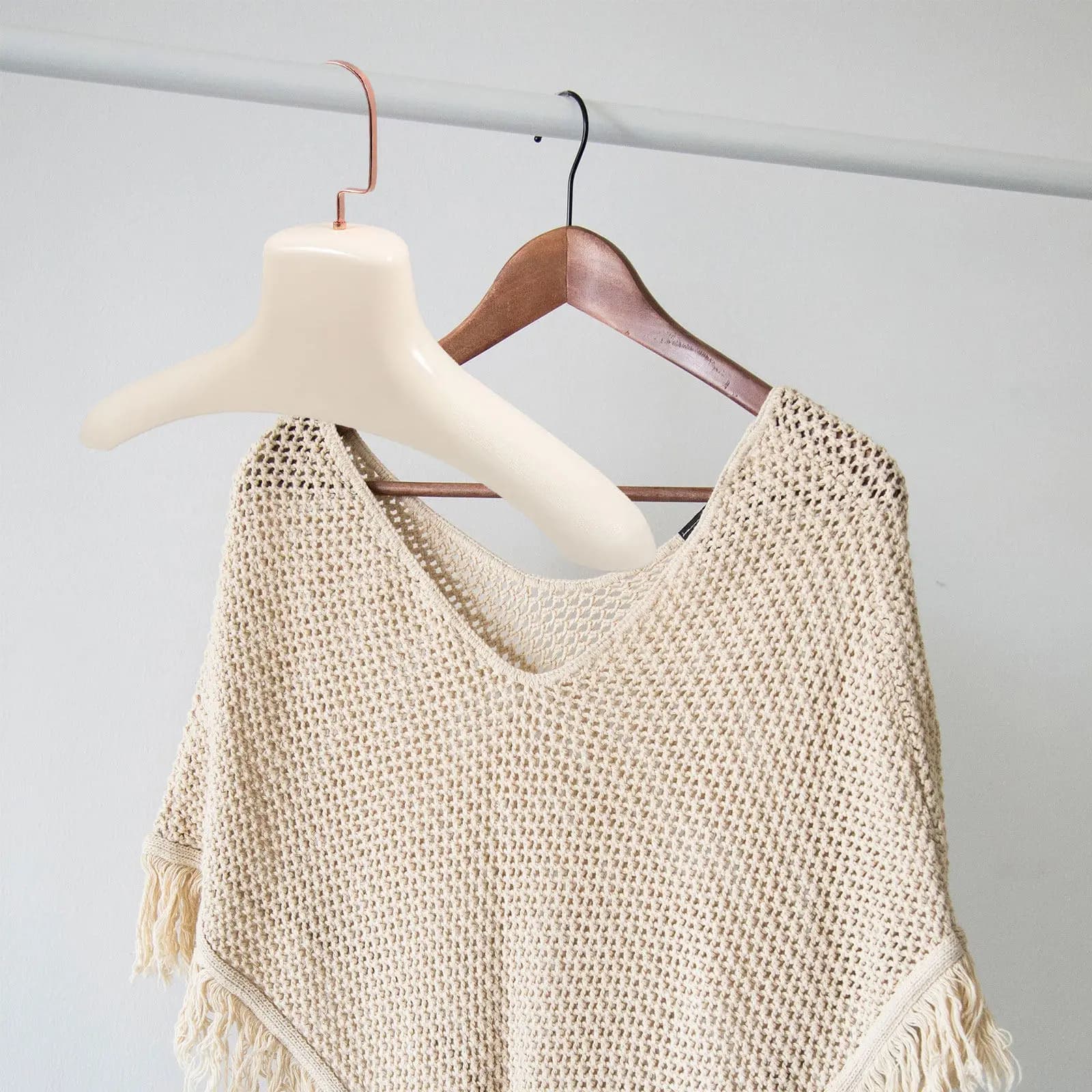 2Pcs Wide Shoulder Clothes Hangers Heavy Duty Winter Coat Hanger Set Beige Wide Shoulder Seamless Hangers for Suits Jackets