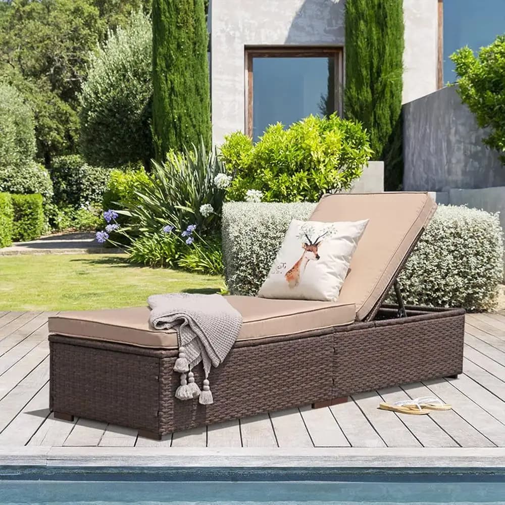 Sedia Reclinabile da Esterno in Rattan Marrone Resistente alle Intemperie con Schienale Regolabile e Cuscino Beige Rimovibile