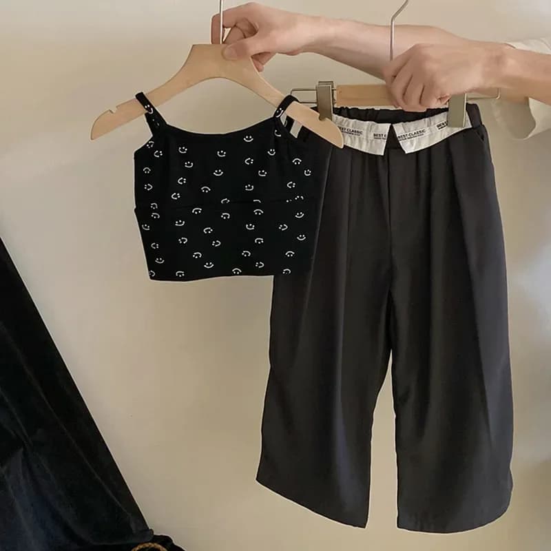 Abbigliamento per bambini Stile Hipster 2025 Estate Nuova moda Spice Girl Halter Top Design Sense Pantaloni da completo con risvolto Set a due pezzi
