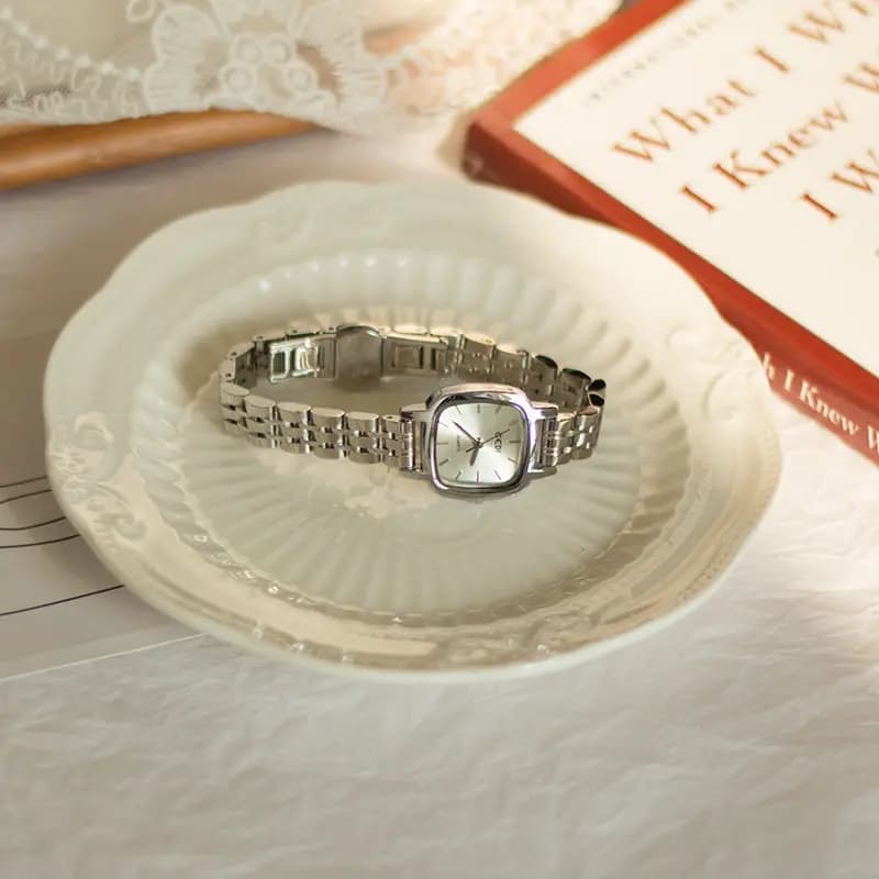 Nuovo orologio da donna con quadrante quadrato con cinturino in acciaio inossidabile, semplice ma lussuoso, di fascia alta, casual e versatile con uno stile elegante.