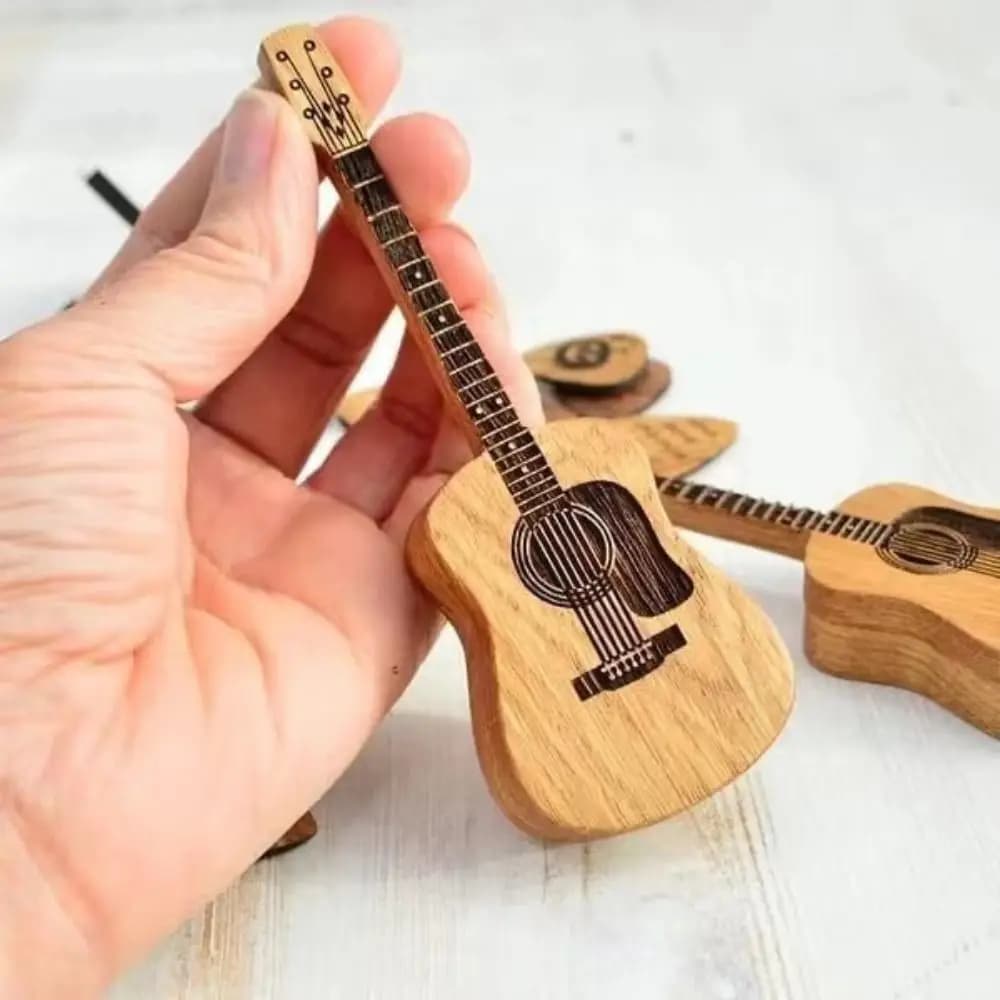 Scatola porta plettri per chitarra in legno, a forma di chitarra, portatile, mini design, accessorio per chitarra