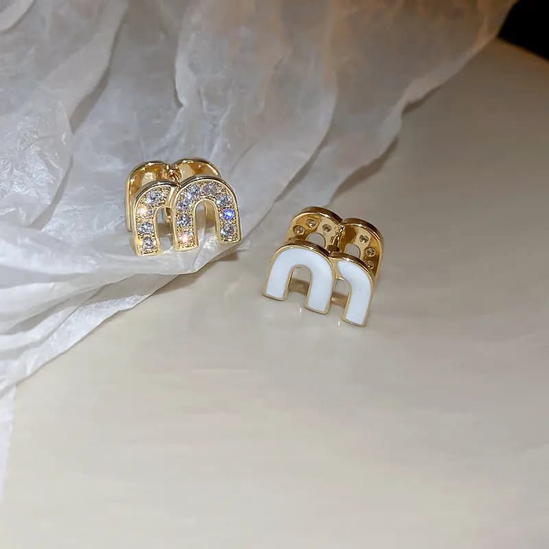 Orecchini a Cerchio di Lusso con Zirconi a Doppia Faccia e Lettera M, Design Francese di Alta Classe, Eleganti e alla Moda