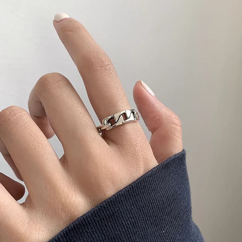 Anello in argento sterling 925 con trama superficiale irregolare, stile minimalista, design di fascia alta, lusso leggero, anello semplice e alla moda