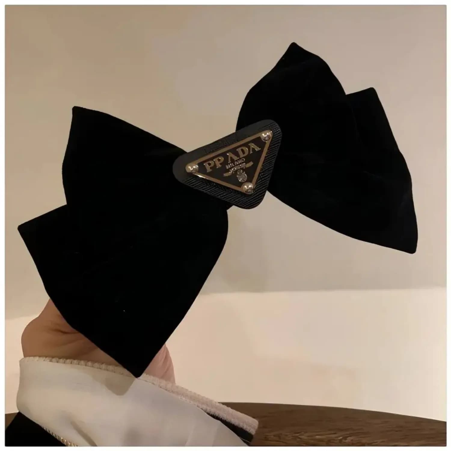 Nuova Molletta per Capelli Stile Y2K di Lusso con Logo Triangolare~Molletta con Fiocco in Velluto Nero, Accessori per Capelli di Design per Donne