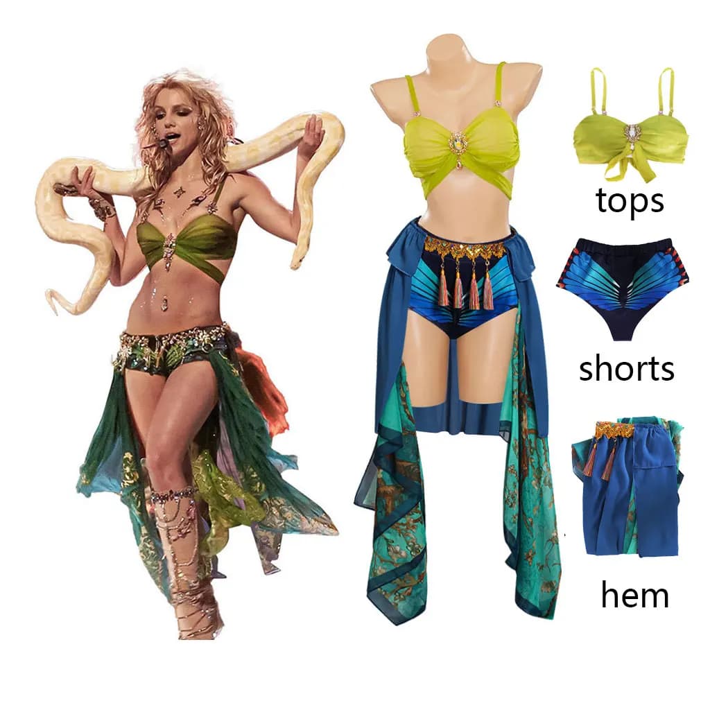 Britney Spears si travela in costume da cosplay per Halloween, con serpenti a tema.