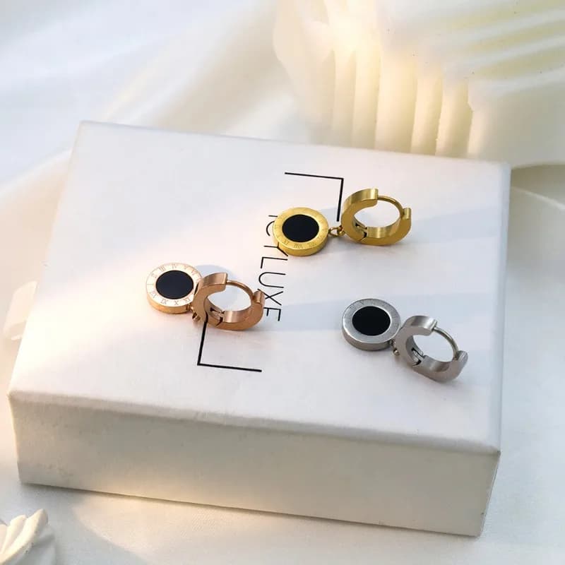 Orecchini Pendenti Rotondi in Acciaio al Titanio con Numeri Romani, Accessori Moda Femminile Non Sbiadenti, Stile Personalizzato e Raffinato