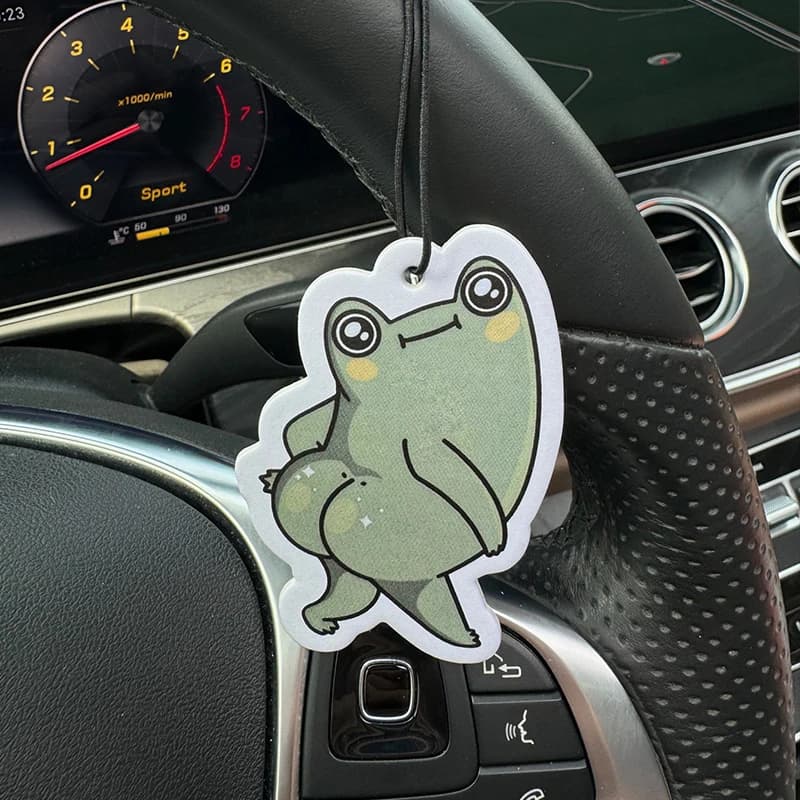 Profumatore per auto Dancing Frog Design Hilton (profumo da hotel) | Supporto per Specchietto Retrovisore e Clip per Bocchetta dell'Aria a Doppio Uso | Compresse per Aromaterapia in Materiale Naturale | Fragranza a Lunga Durata per 90 Giorni | Senza alcol | Non teme l'esposizione al sole | Progettato specificamente per la rimozione degli odori in auto, armadi e bagni. | Grafica Animata per Cartoni Animati | Unisex | Fragranza di Lusso | Il stesso design a tema oceanico delle hotel a cinque stelle