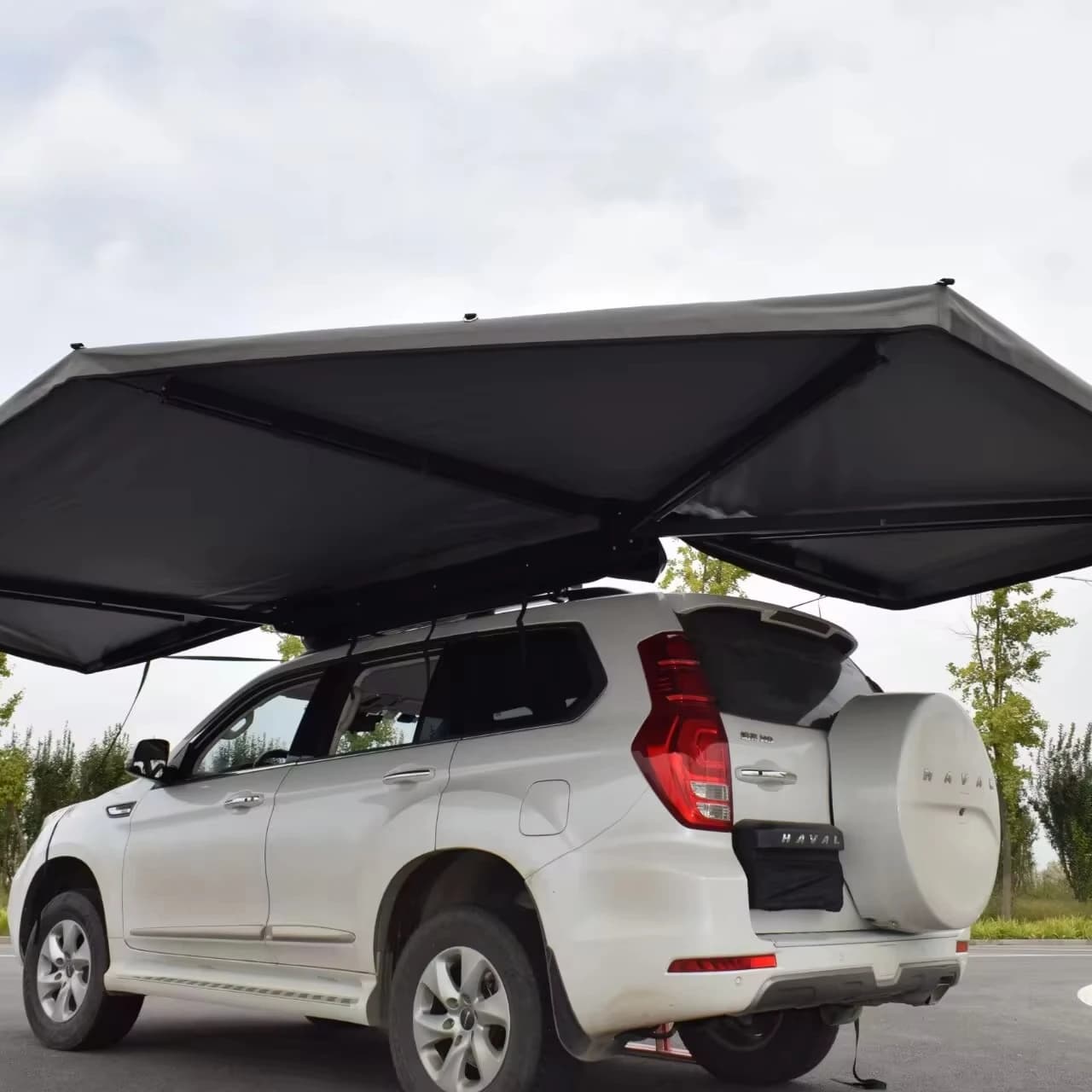 Foldable camping tent in the shape of an independent fan without 180 frame + 270 degrees